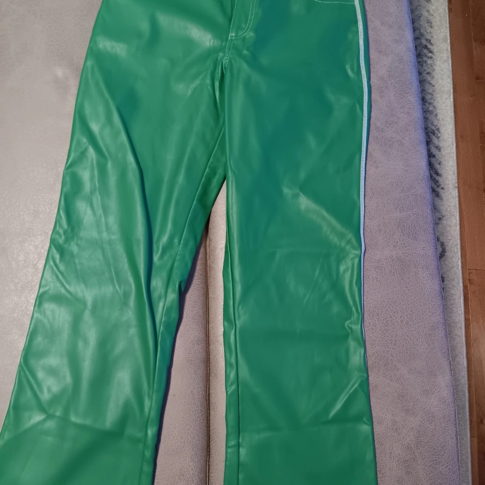 Akira pants 55%pu and 45 polyester size m